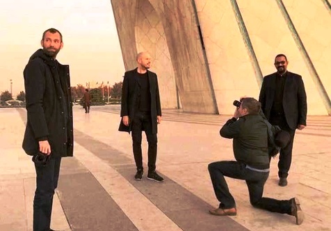 عکس گرفتن موسیقی دان آلمان در میدان آزادی تهران
